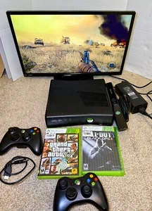 Xbox 360 Slim Konsole Bundle mit 2 Controllern, Kinect, GTA V, Black Ops 2. Toll - Bild 1 von 16