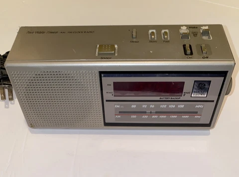 Vintage GE Two Wake Times AM FM ALARM Clock Radio Model# 7-4637A, AC 120V Works Cover