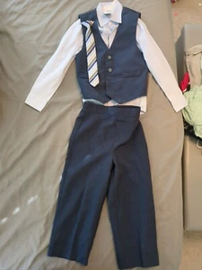 Boy's Van Heusen 5T 4 Piece Suit Set Ensemble - Picture 1 of 2