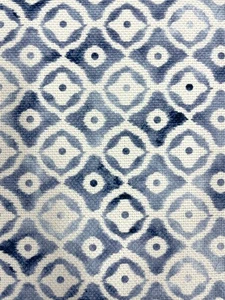 Tela de tapicería Ikat de mezcla de algodón con patrón geométrico pequeño azul y blanco de 2,5 yardas - Imagen 1 de 11