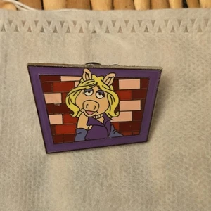 2013 Disney Pin Mystery Miss Piggy Brick Wall Frame Muppets Original Backing - Picture 1 of 7