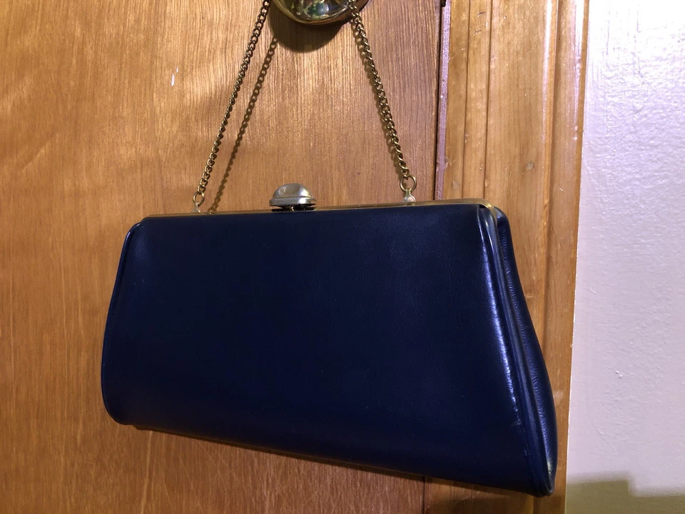 Cartera clutch vintage azul marino con cadena y cierre en tono dorado Foto 1 de 4