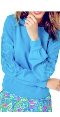 Sudadera Pullover Azul Lilly Pulitzer Con Detalle De Ganchillo En Las Mangas Talla M Foto 1 de 4