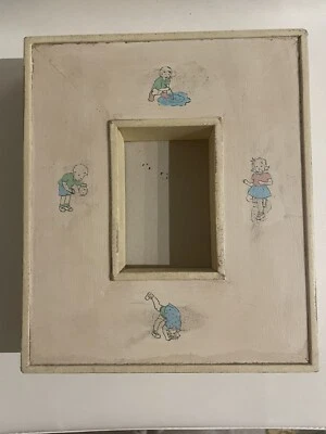 Quadro de madeira POTTERY BARN KIDS creme desgastado criança 9 1/4" x 11" - Imagem 1 de 4