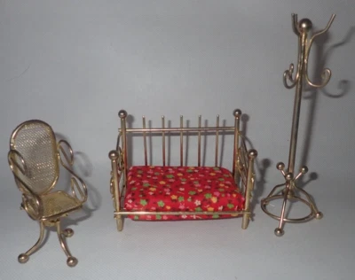 老式娃娃屋黄铜沙发床Heartland红色印花布椅和外套架套装MCM — 第 1/4 张图片