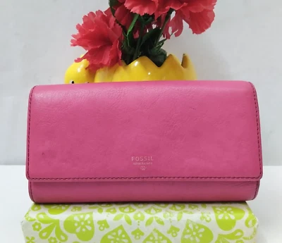 Cartera triple de cuero rosa fósil con ventana de identificación de tarjeta de crédito Foto 1 de 4