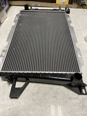 Radiador Mishimoto R1451-AT; 2 filas de aluminio para Ford Bronco, F-150, F-250, F-350 Foto 1 de 4