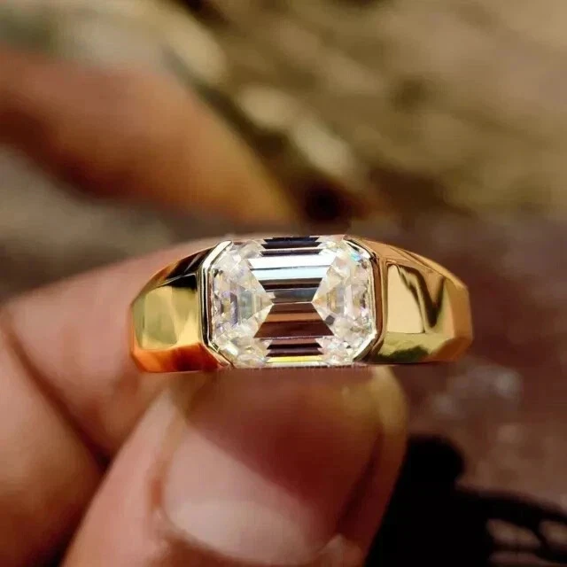 Anel de noivado masculino folheado a ouro amarelo 14K com diamante corte esmeralda 3 quilates criado em laboratório - Imagem 1 de 4