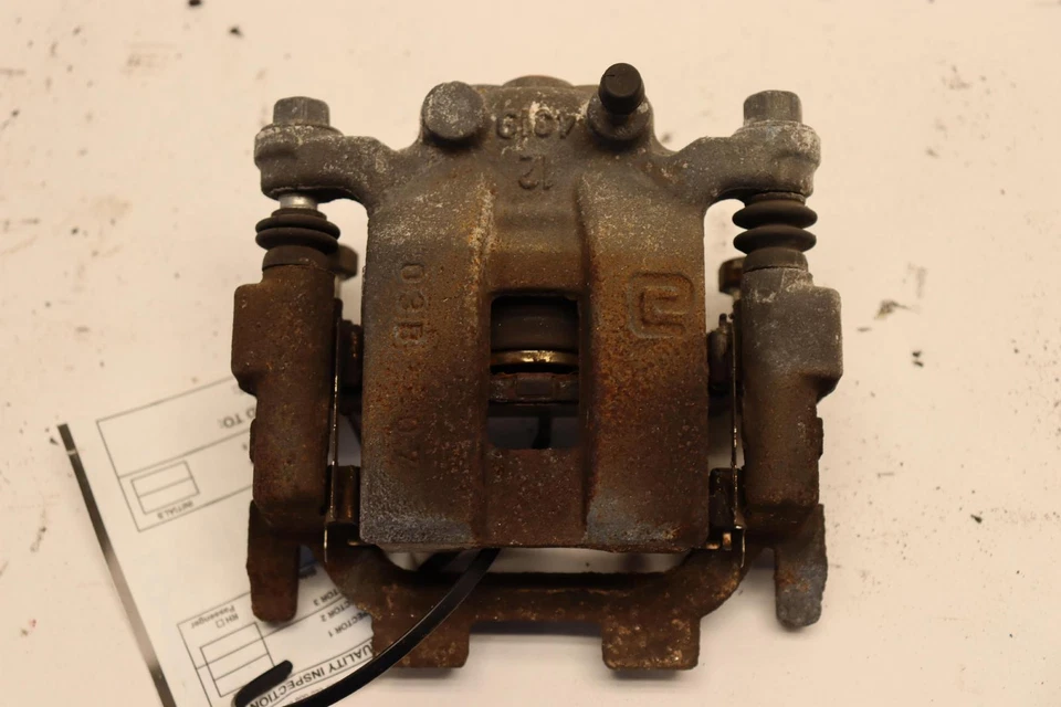 2009-2020 NISSAN 370Z ОСНОВАНИЕ ЗАДНИЙ ЛЕВЫЙ БОКОВОЙ ТОРМОЗ СУППОРТ OEM - Изображение 1 из 4