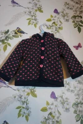 Sudadera con capucha forrada de lana George con corazones rosados por todas partes. Foto 1 de 2