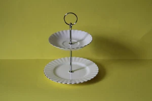 zauberhafte zweistöckige Etagere Teller Royal Albert Chantilly 07196 - Picture 1 of 1