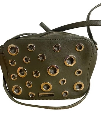 Bolso Bandolera New York & Company Verde Oliva Imitación Cuero Con Ojal Plateado Ac Foto 1 de 4