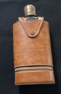 Frasco de vidrio vintage de 12 oz y 2 vasos de plástico almacenados debajo en estuche de cuero Foto 1 de 4