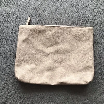 NUEVO SIN ETIQUETAS Free People Imitación Cuero Grano Guijarro Funda Laptop Tablet Viaje Foto 1 de 4