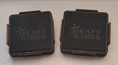 JUEGO DE 8 PIEZAS Posavasos Cuadrados Draft King Cuero Negro con Soporte NUEVO Foto 1 de 4