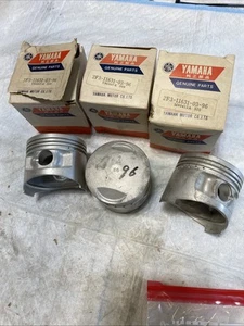 Nuevo de Lote Antiguo Yamaha Pistones Genuinos OEM Solo STD 3cyl XS750 2F3-11631-04-96 #Bin Q - Imagen 1 de 5