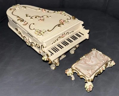 Музыкальная кукла фортепиано и табурет Spielwaren Германия великолепные 7,5 дюйма отличная форма работает! - Изображение 1 из 4