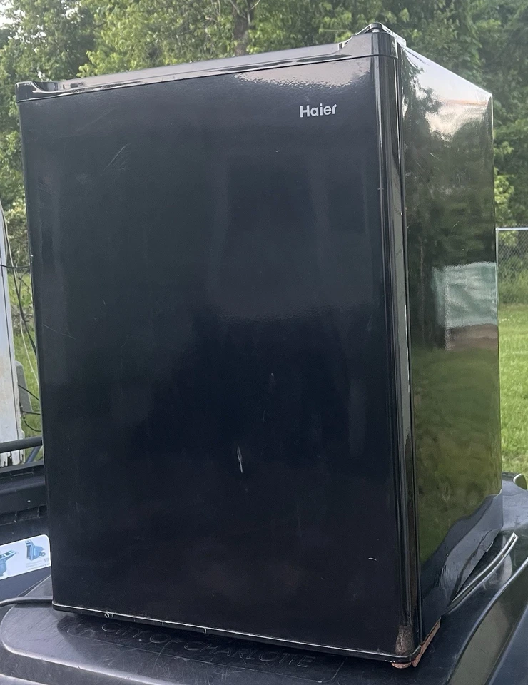 HAIER HCR27L 2.7" cu. ft. COMPACT MINI FRIG REFRIGERATOR - Image 1 of 4