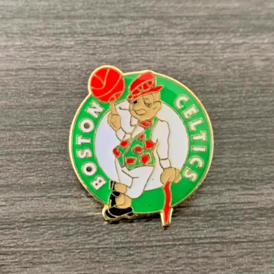 PIN DE SOLAPA ESTILO VINTAGE BOSTON CELTICS NBA CON BOLSA DE ALMACENAMIENTO DE PLATA EXTRA... Foto 1 de 2