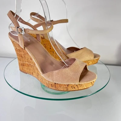 Charles by Charles David Lambert 坡跟凉鞋 10 M 码裸色人造麂皮绒软木 — 第 1/4 张图片