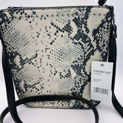 Nuevo con etiquetas Cartera Bandolera Madden Girl Piel de Serpiente Tachonada Negra Blanca Foto 1 de 4