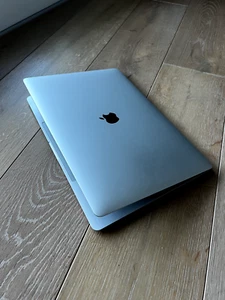 Apple MacBook Pro 2019, 15 Zoll, i9 2.9ghz, 32RAM, 512 SSD - Bild 1 von 5