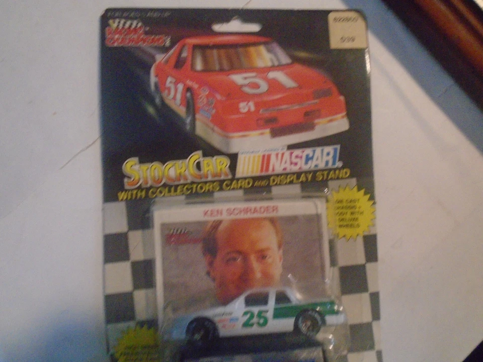 Racing Champions Inc, #25 Ken Schrader, Stock Auto Con Collectors Scheda E Stand - Immagine 1 di 2