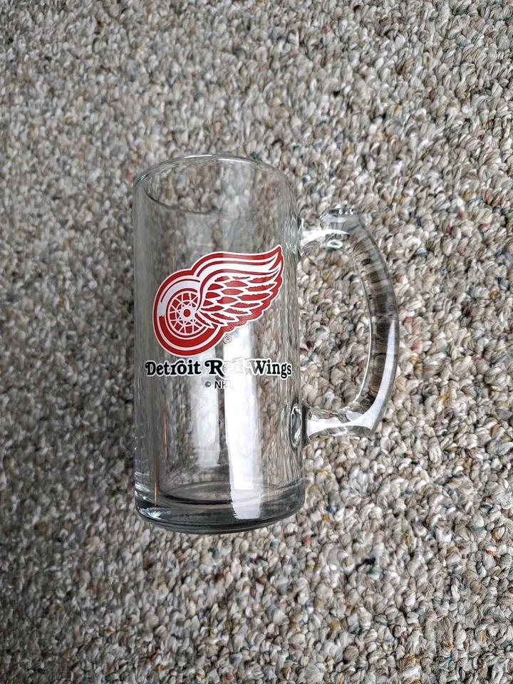 Taza de cerveza Red Wings de vidrio pinta Foto 1 de 3