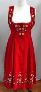 Abito vintage Trevira rosso stile Dirndl tedesco/alpino ricamato floreale taglia 42 - Foto 1 di 13