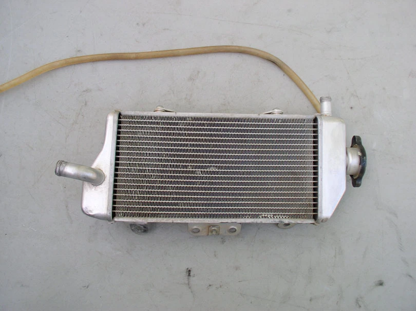 Yamaha YZ 450 F 2007 radiador derecho y tapa del radiador - envío gratuito Foto 1 de 1