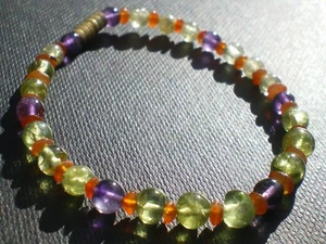 1 subtiles Armband aus Peridot, Cornalin und Amethyst, Lithotherapie: Trunkenheit - Bild 1 von 1