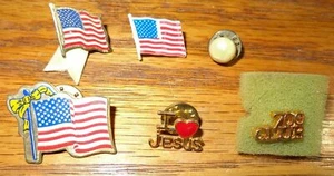 LOTE MIXTO VINTAGE ALFILERES ANTIGUOS CORBATA SOLAPA SOMBRERO BANDERA EE. UU. CELULOIDE JESÚS CINTA AMARILLA - Imagen 1 de 3