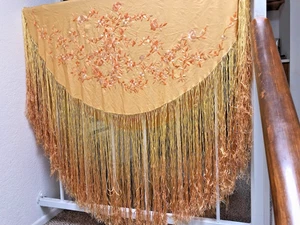 Antigua bufanda de piano victoriana de seda con flecos chal amarillo rosa floral bordado - Imagen 1 de 16