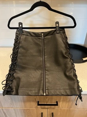 BCBG XXS Mujer Falda Cuero Negro, Cintura Alta, Cremallera y Corbata Lateral Detalles Foto 1 de 4