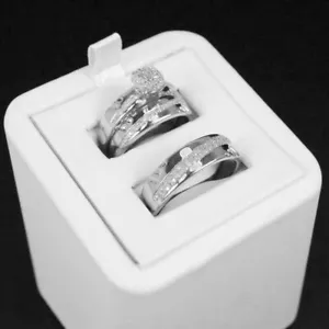 Set Anelli Trio Matrimonio Diamanti Taglio Rotondo 2,20 Ct Creati in Laboratorio Placcati in Oro Bianco 14k - Foto 1 di 6