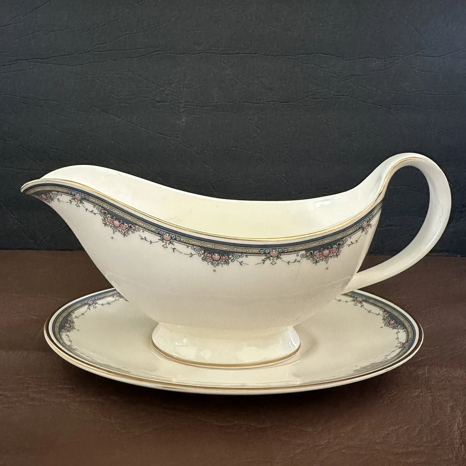 Royal Doulton Albany Gracioso barco con placa base hecho en Inglaterra Foto 1 de 4
