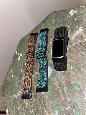 Reloj inteligente Fitbit Charge 6 rastreador de actividad dorado champán con correas y cargador Foto 1 de 4