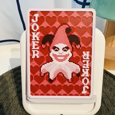 Ímã de arte em relevo impresso em 3D - Cartão coringa inspirado em Balatro Coringa engraçado - Imagem 1 de 4