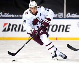 Foto de hockey Nathan MacKinnon reverso retro acción Colorado Avalanche 8x10 NHL - Imagen 1 de 1