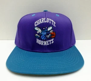 NBA Charlotte Hornets Sombrero Snapback Adidas Retro Madera Dura Clásica NUEVO Púrpura/Azulada - Imagen 1 de 5