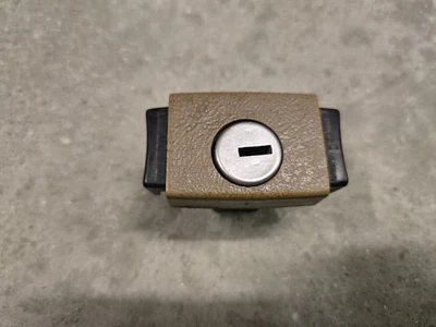 CHEVY BLAZER S10 FORD F150 BRONCO JEEP CONSOLE GLOVE BOX LOCK LATCH BEIGE 78-96 Foto 1 de 4
