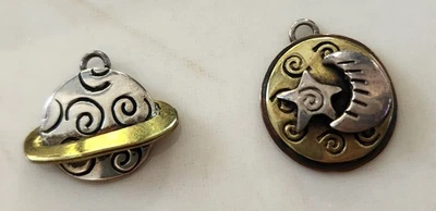 Lote de 2 Far Fetcheed tono plata y oro luna estrella/planeta diseño único... Foto 1 de 3