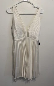 Nuevo con etiquetas Mini Vestido Abercrombie & Fitch Plunge Cuello en V Plisado Satinado Marfil Blanco Pequeño - Imagen 1 de 14