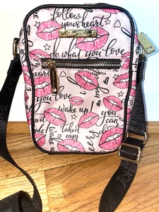 Bolso Bandolera Betsey Johnson Cartera Labios Palabras Inspiradoras - Nuevo sin Etiquetas - Imagen 1 de 5
