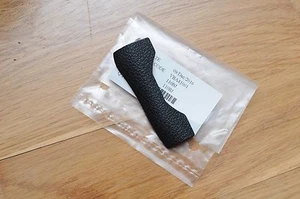 Nikon D810 D810A Cover Scheda di Memoria Coperchio Impugnatura in Gomma Parte Originale con Nastro 110UJ - Foto 1 di 2
