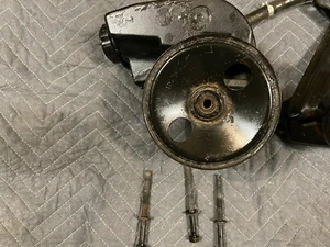 Jeep Cherokee XJ 95-01 Power Steering Pump With reservoir 6cyl 4.0 - Picture 1 of 1