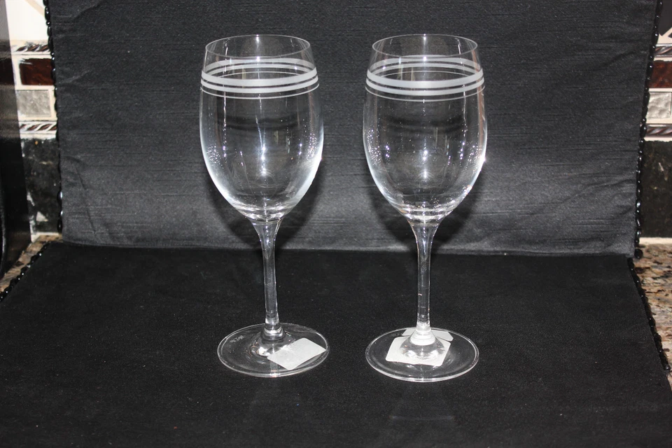 VINO ROYAL DOULTON "RUBAN" (2) DE MONIQUE LHUILLIER Foto 1 de 1