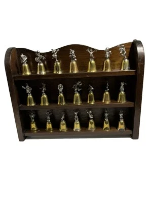 Lote de 21 campanas de peltre y plateadas de la Sociedad de Coleccionistas Disney’s NE con estante Foto 1 de 4