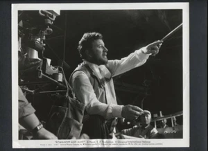 PETER USTINOV DIRECTS - 1961 VINTAGE PHOTO - ROMANOFF AND JULIET - Bild 1 von 2
