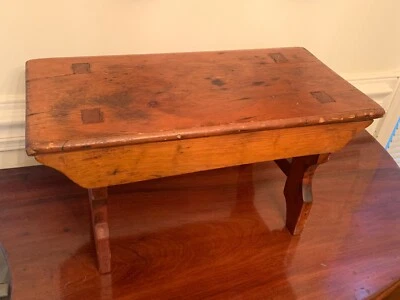 ANTIGUO TABURETE DE PINO PRIMITIVO 1800 Reposapiés JUNTAS DE MORTAJA Y ESPIGA 19 3/4" L Foto 1 de 4